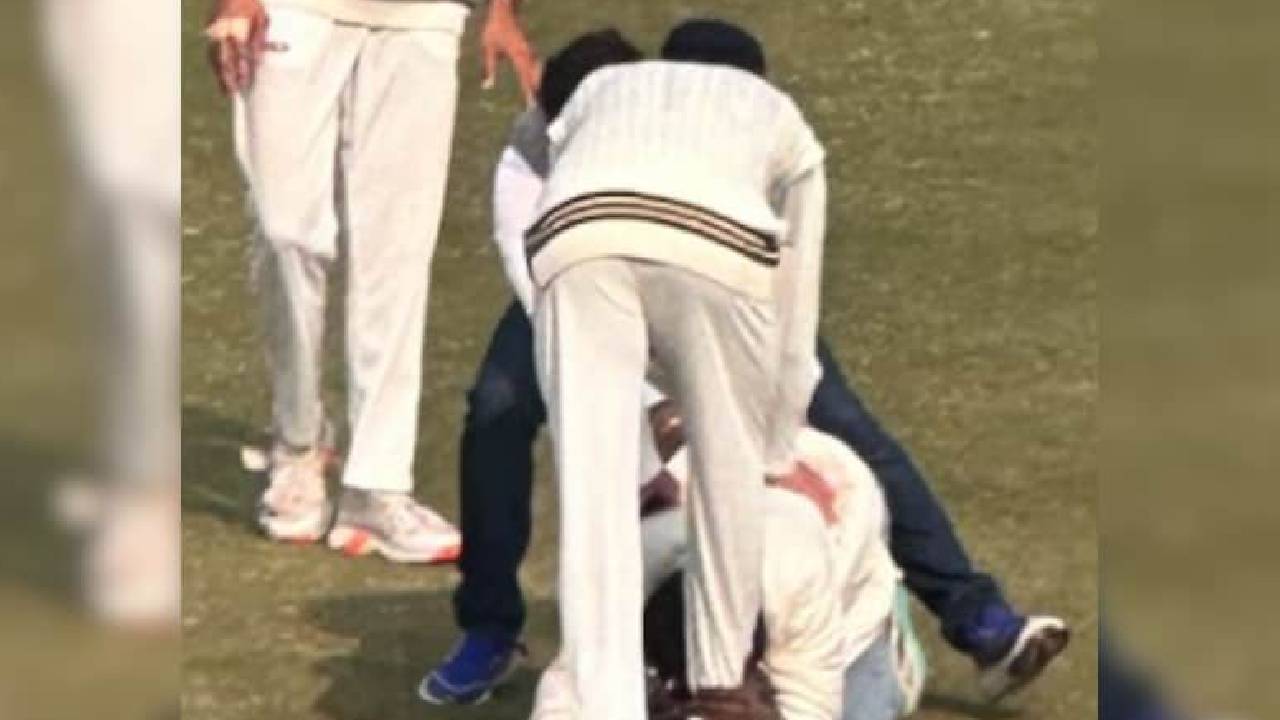Delhi vs Railways: ಮೈದಾನಕ್ಕೆ ನುಗ್ಗಿ ಕೊಹ್ಲಿ ಕಾಲಿಗೆ ಬಿದ್ದ ಅಭಿಮಾನಿ