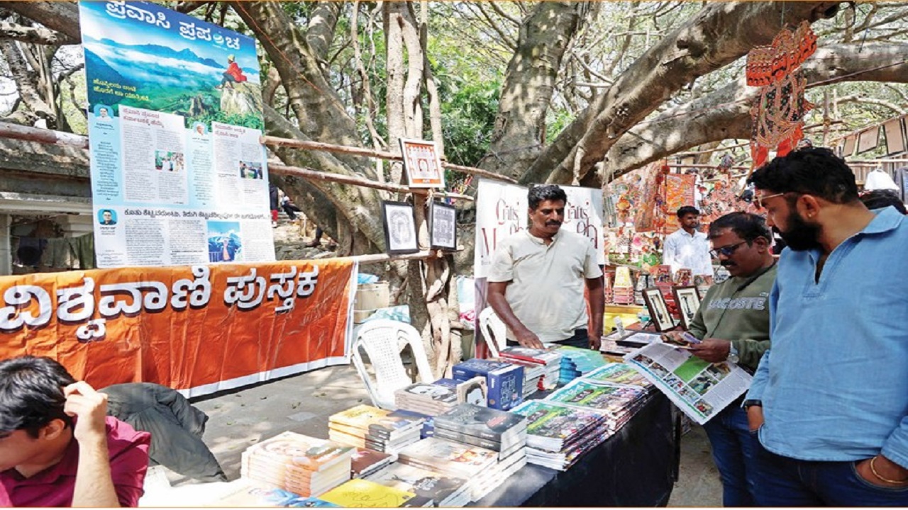 ಕುಂಚದ ಮಾಯೆಯಲ್ಲಿ ಮುಳುಗಿದ ಕಲಾರಸಿಕರು