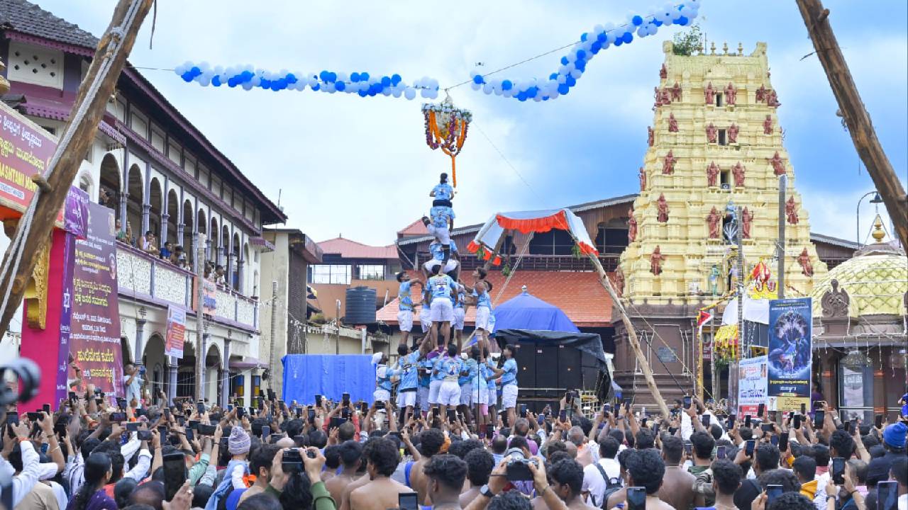 Vitla Pindi Mahotsav: ಕೃಷ್ಣನೂರು ಉಡುಪಿಯಲ್ಲಿ ಜನ್ಮಾಷ್ಟಮಿ, ಲೀಲೋತ್ಸವ ಸಂಭ್ರಮ; ಬಗೆ ಬಗೆಯ ವೇಷ, ಹುಲಿ ಕುಣಿತದ ವೈಭವಕ್ಕೆ ಮಾರುಹೋದ ಭಕ್ತರು - Image 1