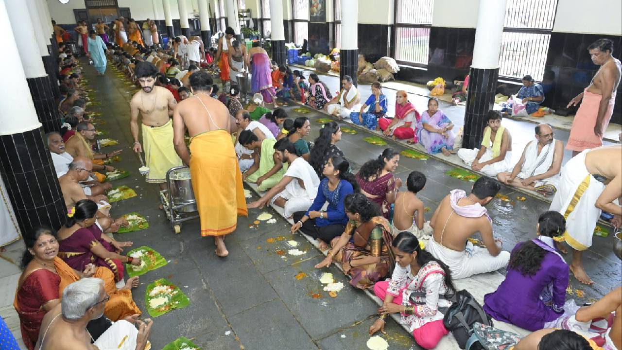 Vitla Pindi Mahotsav: ಕೃಷ್ಣನೂರು ಉಡುಪಿಯಲ್ಲಿ ಜನ್ಮಾಷ್ಟಮಿ, ಲೀಲೋತ್ಸವ ಸಂಭ್ರಮ; ಬಗೆ ಬಗೆಯ ವೇಷ, ಹುಲಿ ಕುಣಿತದ ವೈಭವಕ್ಕೆ ಮಾರುಹೋದ ಭಕ್ತರು - Image 3