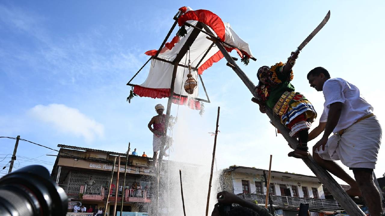 Vitla Pindi Mahotsav: ಕೃಷ್ಣನೂರು ಉಡುಪಿಯಲ್ಲಿ ಜನ್ಮಾಷ್ಟಮಿ, ಲೀಲೋತ್ಸವ ಸಂಭ್ರಮ; ಬಗೆ ಬಗೆಯ ವೇಷ, ಹುಲಿ ಕುಣಿತದ ವೈಭವಕ್ಕೆ ಮಾರುಹೋದ ಭಕ್ತರು - Image 8