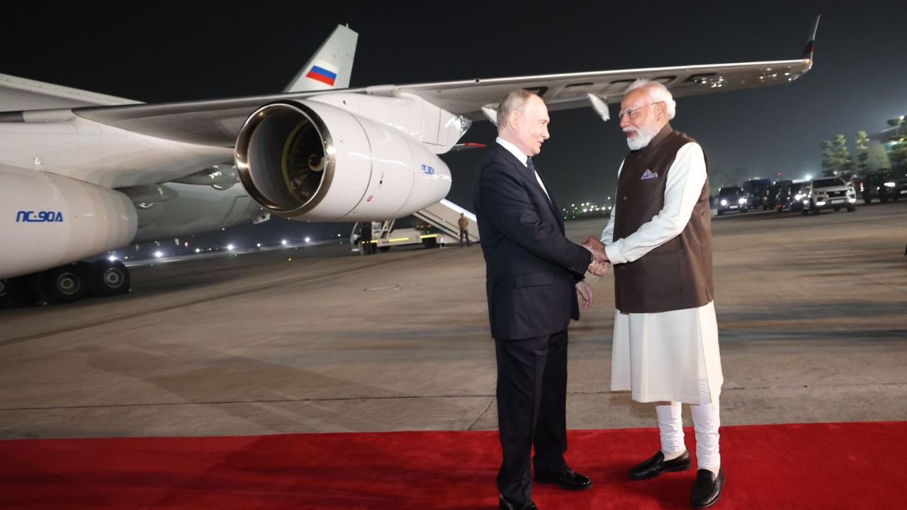 Vladimir Putin India Visit: ಹ್ಯಾಂಡ್‌ ಶೇಕ್‌, ಬೆಚ್ಚನೆಯ ಅಪ್ಪುಗೆ, ಒಂದೇ ಕಾರಿನಲ್ಲಿ ಪಯಣ; ಗೆಳೆಯ ವ್ಲಾಡಿಮಿರ್ ಪುಟಿನ್‌ನನ್ನು ಆತ್ಮೀಯವಾಗಿ ಸ್ವಾಗತಿಸಿದ ಮೋದಿ - Image 1