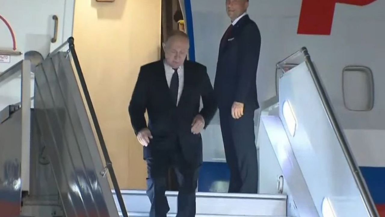 Vladimir Putin India Visit: ಹ್ಯಾಂಡ್‌ ಶೇಕ್‌, ಬೆಚ್ಚನೆಯ ಅಪ್ಪುಗೆ, ಒಂದೇ ಕಾರಿನಲ್ಲಿ ಪಯಣ; ಗೆಳೆಯ ವ್ಲಾಡಿಮಿರ್ ಪುಟಿನ್‌ನನ್ನು ಆತ್ಮೀಯವಾಗಿ ಸ್ವಾಗತಿಸಿದ ಮೋದಿ - Image 5