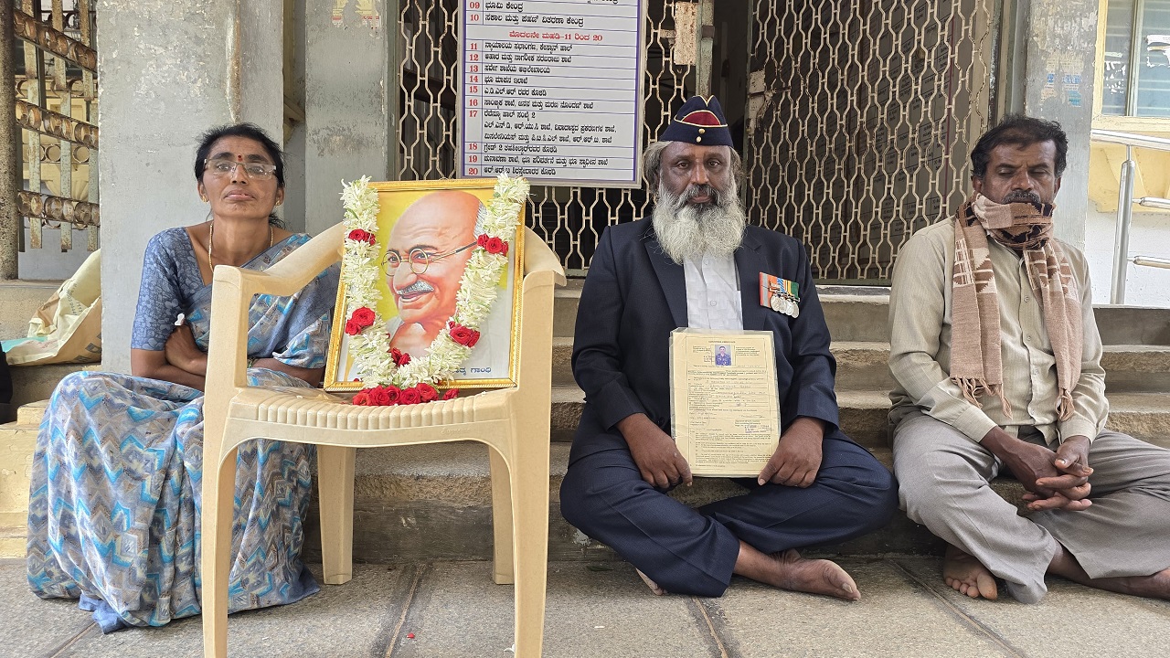 Ex Soldier Hunger strike: ಕಾರ್ಗಿಲ್ ವಿಜಯೋತ್ಸವದ ದಿವಸಾ ಜಮೀನಿಗಾಗಿ ಉಪವಾಸ ಸತ್ಯಾಗ್ರಹ ಕುಳಿತ ಮಾಜಿ ಸೈನಿಕ