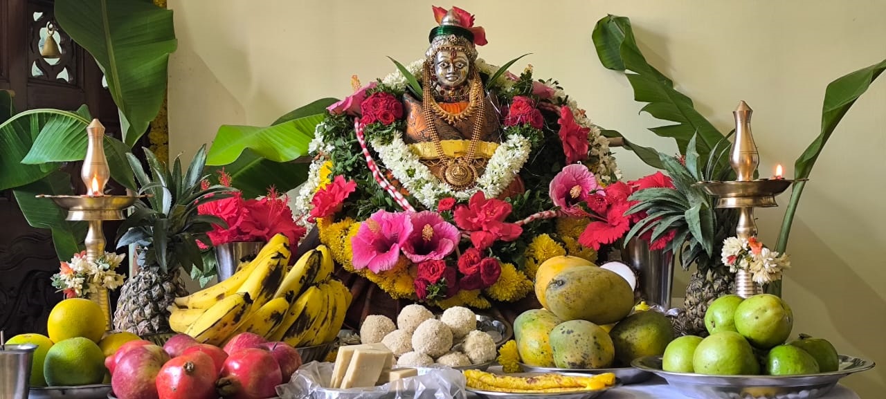 Chikkaballapur News: ಬಾಗೇಪಲ್ಲಿಯಲ್ಲಿ ವರಮಹಾಲಕ್ಷ್ಮಿ ಹಬ್ಬದ ಸಂಭ್ರಮ ; ನಾಡಿನ ಒಳಿತಿಗೆ ನಾರಿಯರ ಪ್ರಾರ್ಥನೆ