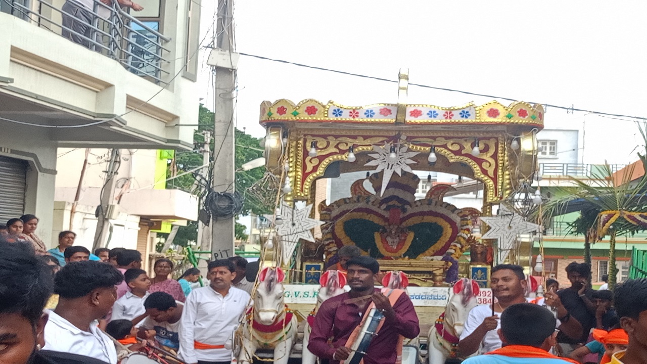 Chikkaballapur News: 15ನೇ ವಾರ್ಷಿಕೋತ್ಸವ: ಶ್ರೀ ವರಸಿದ್ದಿ ವಿನಾಯಕನಿಗೆ ಬೆಳ್ಳಿ ರಥೋತ್ಸವ