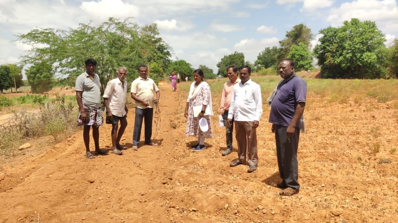 ರೈತರ ಜಮೀನಿಗೆ ಹೋಗಲು ಅನುಕೂಲ ಮಾಡಿಕೊಟ್ಟ ಅಧಿಕಾರಿಗಳು