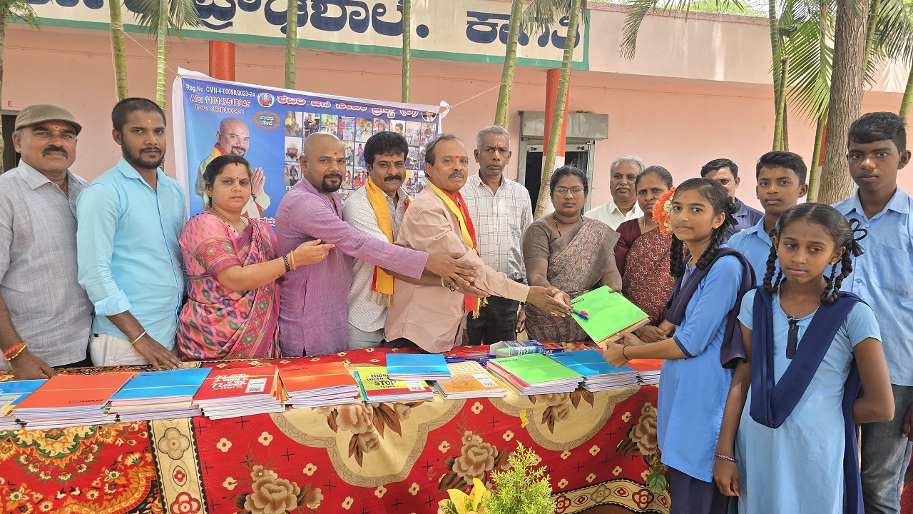 ಶಬರಿ ಜನ ಸೇವಾ ಟ್ರಸ್ಟ್ ವತಿಯಿಂದ ಲೇಖನ ಸಾಮಗ್ರಿಗಳ ವಿತರಣೆ