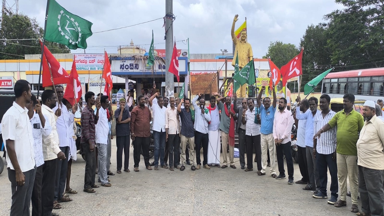 Chikkaballapur News: ಹೋರಾಟಗಾರರ ಬಂಧನ: ಸಂಯುಕ್ತ ಹೋರಾಟ ಸಮಿತಿ ಖಂಡನೆ, ಪ್ರತಿಭಟನೆ