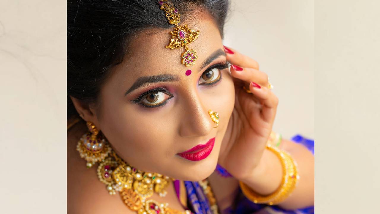 Wedding Fashion 2025: ಮದುಮಗಳ ಸೌಂದರ್ಯಕ್ಕೆ ಡಿಸೈನರ್ ಮೂಗುತಿ ಸಾಥ್ - Image 1