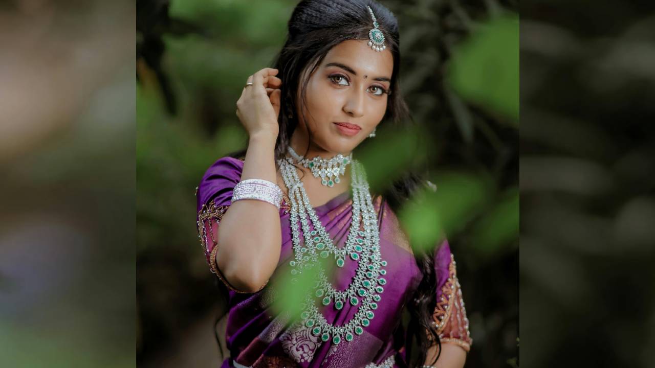 Wedding Fashion 2025: ವಿಂಟರ್ ವೆಡ್ಡಿಂಗ್ ಸೀಸನ್‌ನಲ್ಲಿ ಟ್ರೆಂಡಿಯಾದ ರಾಯಲ್ ಲುಕ್  ಡಿಸೈನರ್  ಬ್ಲೌಸ್‌ಗಳಿವು - Image 4