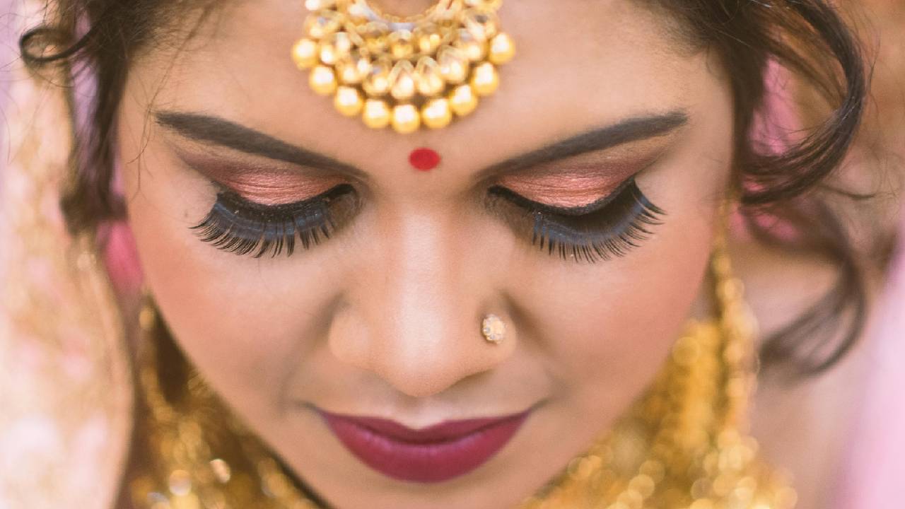 Wedding Fashion 2025: ಮದುಮಗಳ ಸೌಂದರ್ಯಕ್ಕೆ ಡಿಸೈನರ್ ಮೂಗುತಿ ಸಾಥ್ - Image 4