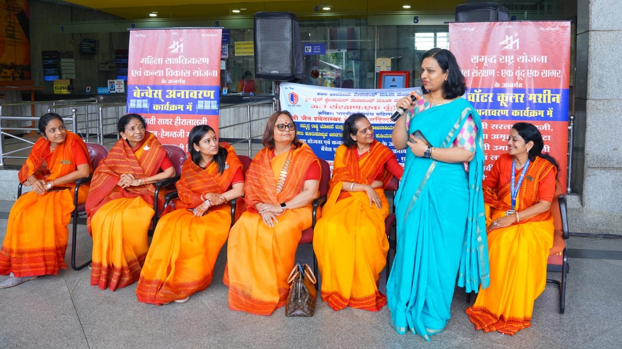 ರೈಲ್ವೆ ನಿಲ್ದಾಣದಲ್ಲಿ ಬೆಂಚುಗಳು ಮತ್ತು ವಾಟರ್ ಕೂಲರ್ ಅಳವಡಿಕೆ