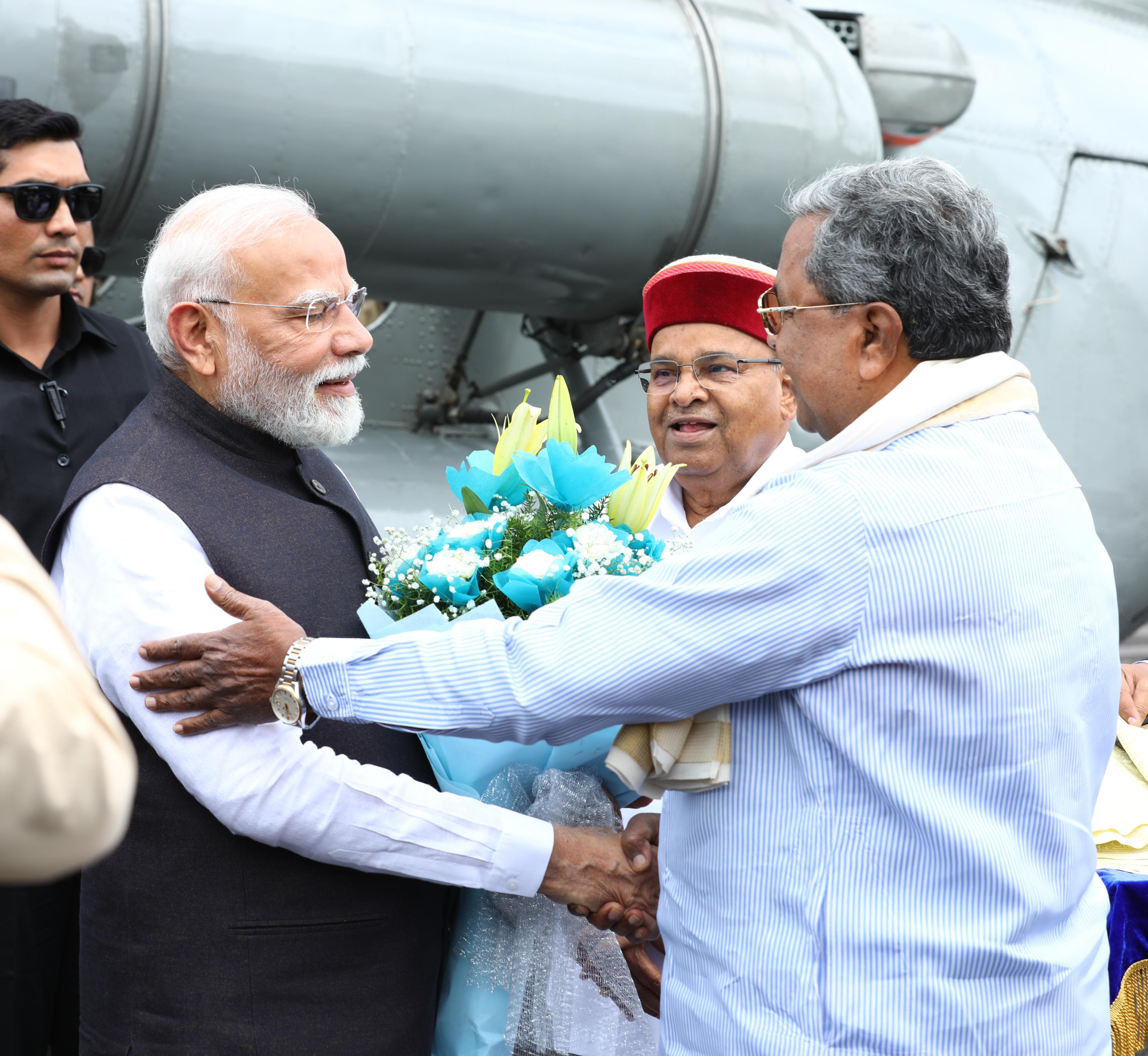 Vande Bharat Train: ವಂದೇ ಭಾರತ್ ರೈಲಿಗೆ ಪ್ರಧಾನಿ ಮೋದಿ ಚಾಲನೆ- ಸಿಎಂ ಸಿದ್ದರಾಮಯ್ಯ ಸಾಥ್; ಫೋಟೋಗಳು ಇಲ್ಲಿವೆ - Image 3