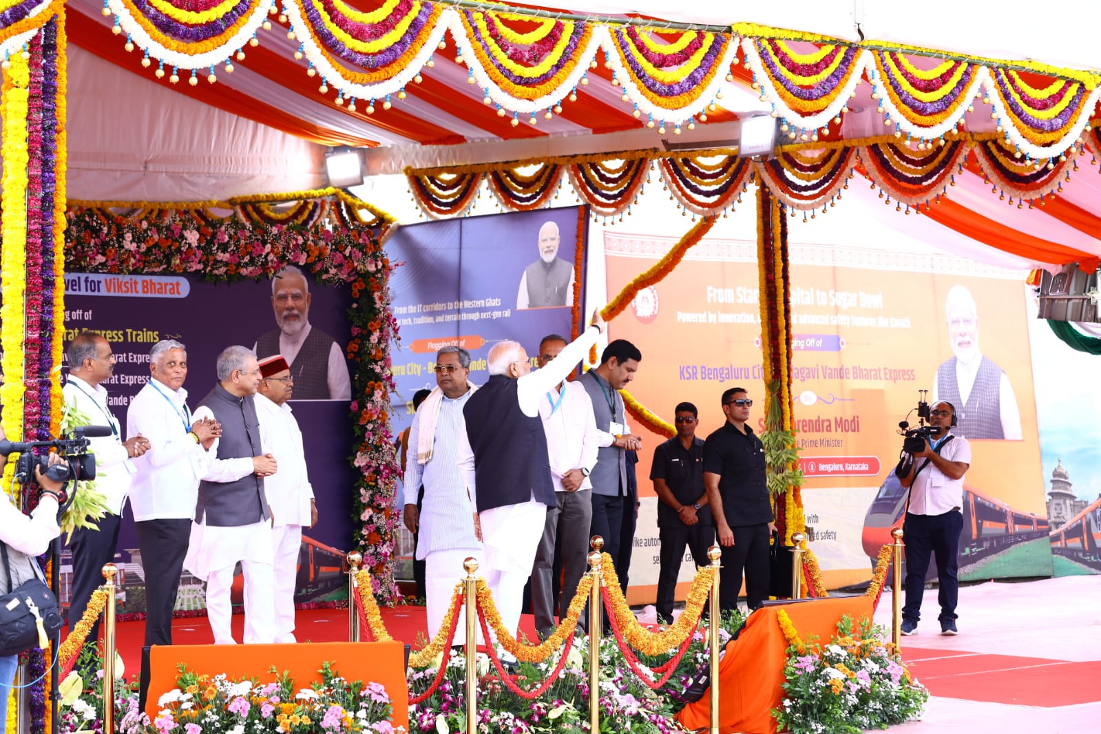 Vande Bharat Train: ವಂದೇ ಭಾರತ್ ರೈಲಿಗೆ ಪ್ರಧಾನಿ ಮೋದಿ ಚಾಲನೆ- ಸಿಎಂ ಸಿದ್ದರಾಮಯ್ಯ ಸಾಥ್; ಫೋಟೋಗಳು ಇಲ್ಲಿವೆ - Image 1