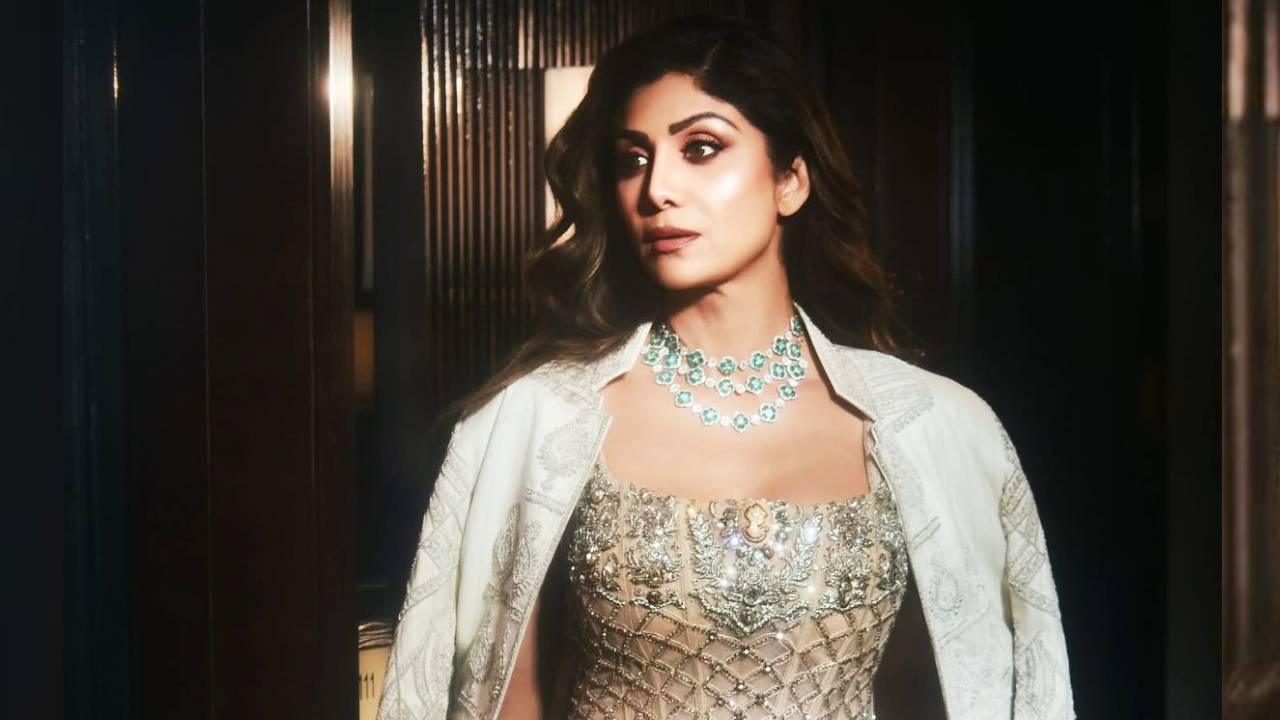 Star Fashion 2025: ಕಾರ್ಸೆಟ್‌ ಡ್ರೇಪ್‌ ಸ್ಕರ್ಟ್‌ನಲ್ಲಿ ಮಿರಮಿರ ಮಿನುಗಿದ ಶಿಲ್ಪಾ ಶೆಟ್ಟಿ - Image 4