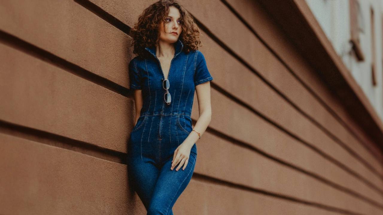 Winter Fashion 2025: ವಿಂಟರ್ ಫ್ಯಾಷನ್‌ಗೆ ಲಗ್ಗೆ ಇಟ್ಟ ಡೆನಿಮ್ ಜಂಪ್ ಸೂಟ್ಸ್ - Image 3