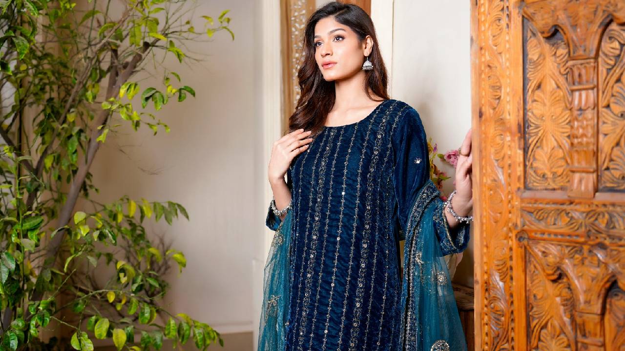 Winter Fashion 2026: ವಿಂಟರ್ ಫ್ಯಾಷನ್‌ನಲ್ಲಿ ಟ್ರೆಂಡಿಯಾದ ವೆಲ್ವೆಟ್ ಡ್ರೆಸ್‌ಗಳು - Image 4