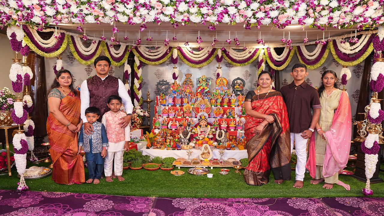 ದಸರಾ ಆಚರಣೆಯಲ್ಲಿ ತೊಡಗಿರುವ ಜೆ. ಸುದರ್ಶನ್ ಮತ್ತು ಪೃಥ್ವಿ ಕುಟುಂಬ