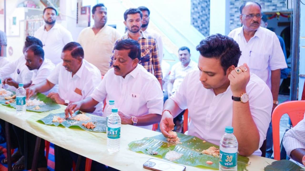 ಪೌರಕಾರ್ಮಿಕರು, ದಲಿತರ ಜತೆ ಸಂಸದ ಯದುವೀರ್ ಸಹಪಂಕ್ತಿ ಭೋಜನ