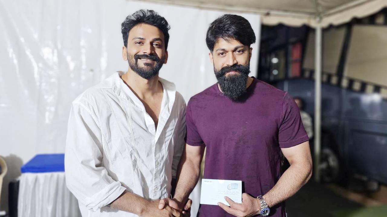 ರಾಕಿಂಗ್ ಸ್ಟಾರ್ ಯಶ್ಗೆ ಮದುವೆ ಆಹ್ವಾನ ಪತ್ರಿಕೆ ನೀಡಿದ ಡಾಲಿ ಧನಂಜಯ್