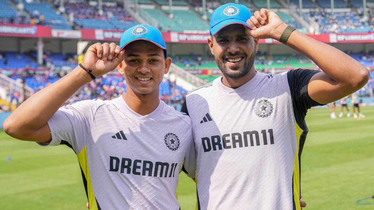 ಟೀಮ್ ಇಂಡಿಯಾ ಪರ ಇಬ್ಬರು ಪದಾರ್ಪಣೆ; ಕೊಹ್ಲಿ ಅಲಭ್ಯ