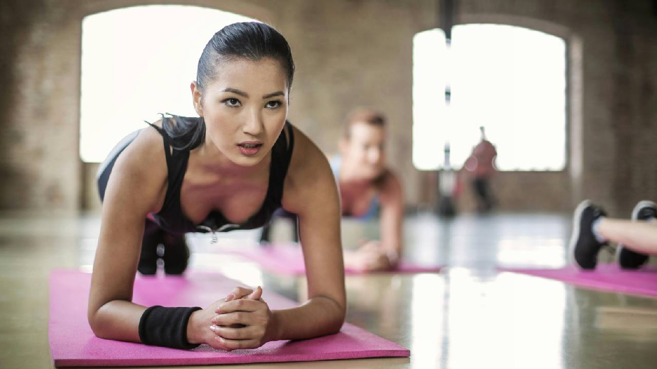 Yoga Hairstyles 2025: ಯೋಗ ಮಾಡುವ ಹುಡುಗಿಯರಿಗಾಗಿ ಕಂಫರ್ಟಬಲ್ ಹೇರ್ಸ್ಟೈಲ್ಸ್ - Image 2