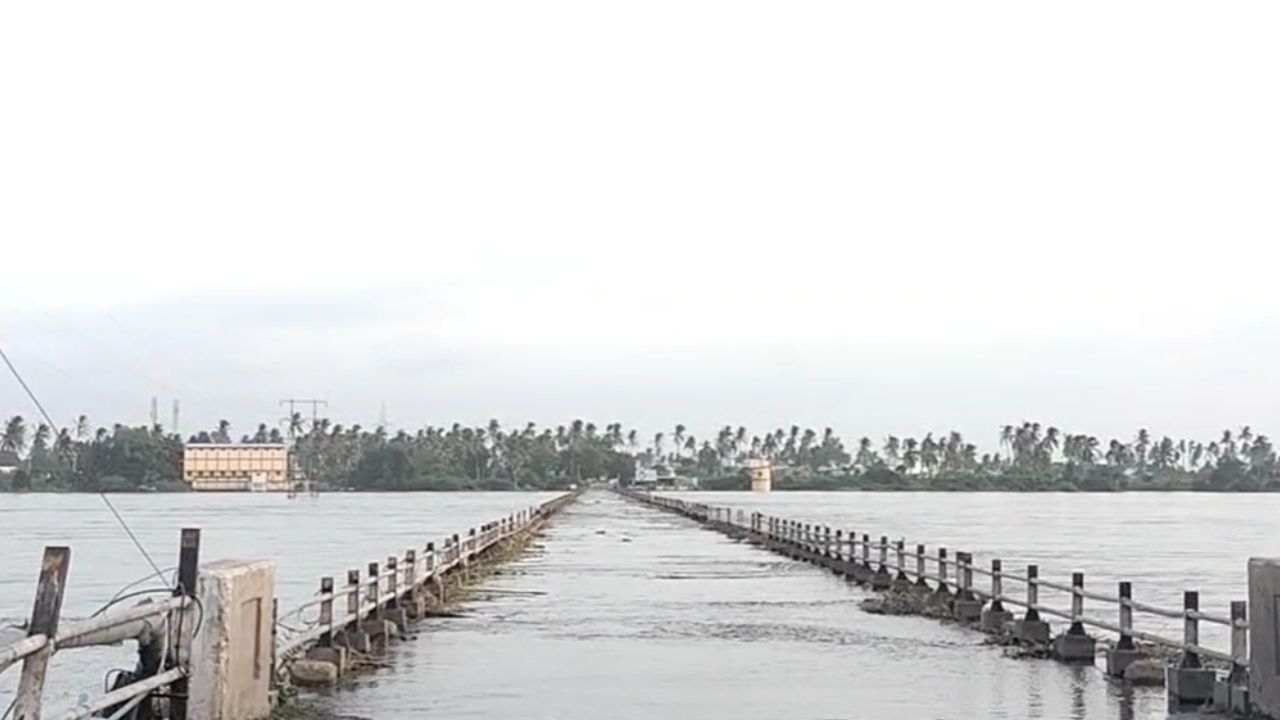 Karnataka Rains: ತುಂಗಭದ್ರಾ ಡ್ಯಾಂನಿಂದ 1.20 ಲಕ್ಷ ಕ್ಯುಸೆಕ್ ನೀರು ಬಿಡುಗಡೆ; ಸೇತುವೆ ಮುಳುಗಿ ಕಂಪ್ಲಿ-ಗಂಗಾವತಿ ಸಂಪರ್ಕ ಕಡಿತ