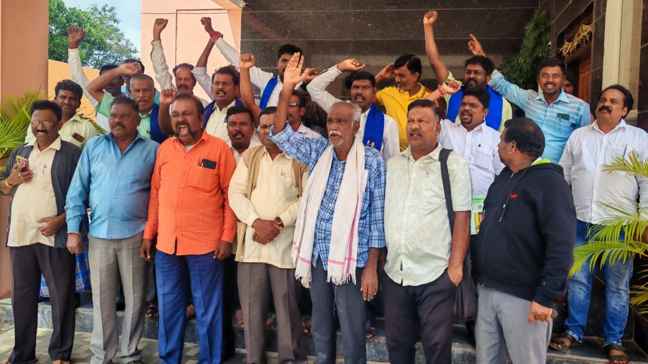 ಪ್ರತಿಮೆಗಳಿಗೆ ಶಂಕುಸ್ಥಾಪನೆ; ತಾಲೂಕು ಆಡಳಿತದ ವಿರುದ್ಧ ಆಕ್ರೋಶ