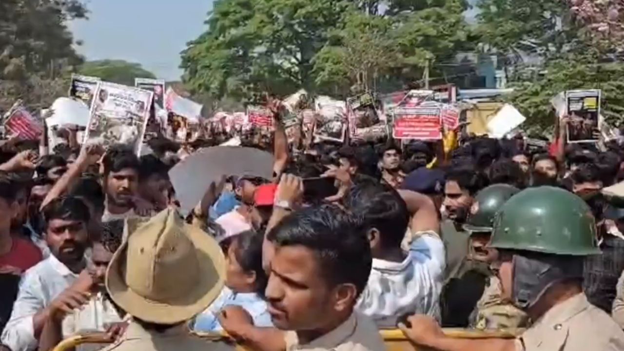 ಖಾಲಿ ಹುದ್ದೆಗಳ ಭರ್ತಿಗೆ ಆಗ್ರಹಿಸಿ ಧಾರವಾಡದಲ್ಲಿ ಬೃಹತ್‌ ಪ್ರತಿಭಟನೆ