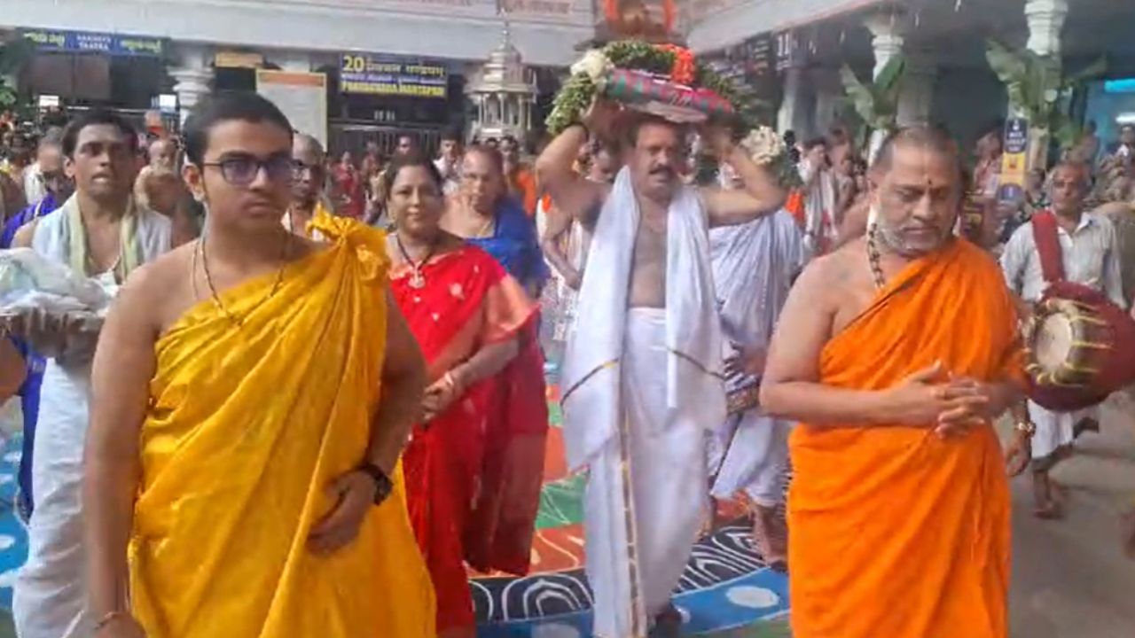 ಮಂತ್ರಾಲಯದ ರಾಯರ ಬೃಂದಾವನಕ್ಕೆ ತಿರುಮಲ ಶ್ರೀವಾರಿ ಶೇಷವಸ್ತ್ರ ಸಮರ್ಪಣೆ