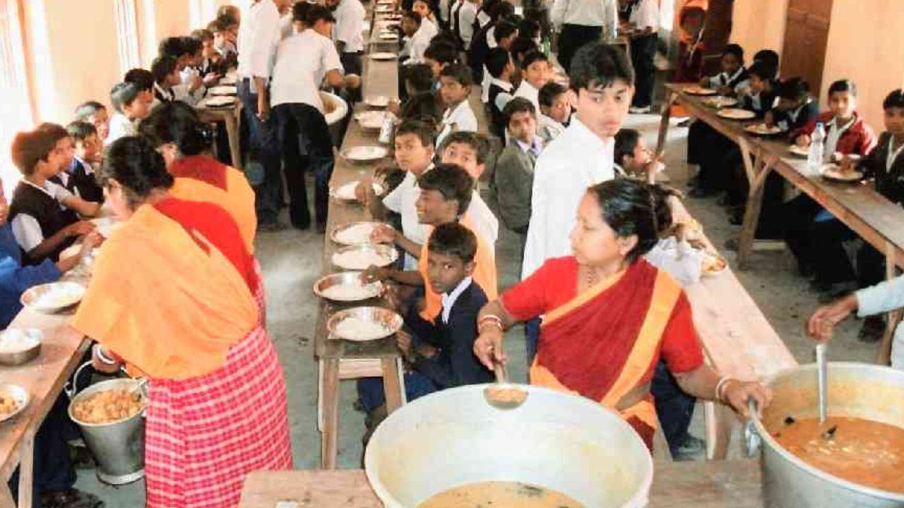 Midday Meal Workers: ಬಿಸಿಯೂಟ ನೌಕರರಿಗೆ ಗುಡ್‌ ನ್ಯೂಸ್‌; ಗೌರವ ಧನ 1000 ರೂ. ಹೆಚ್ಚಿಸಿ ರಾಜ್ಯ ಸರ್ಕಾರ ಆದೇಶ