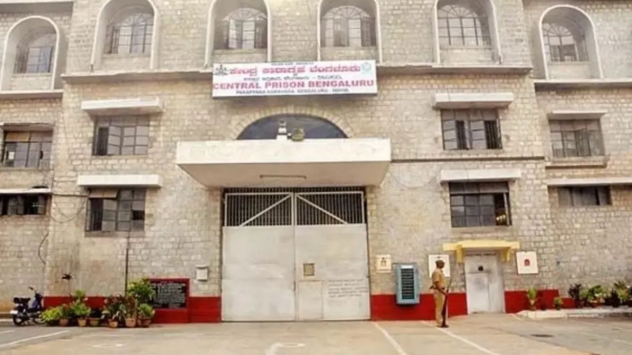 ಜೈಲಿನಲ್ಲಿದ್ದ ಮಗನಿಗೆ ಖಾಸಗಿ ಭಾಗದಲ್ಲಿ ಮೊಬೈಲ್‌ ಕೊಂಡೊಯ್ದ ತಾಯಿ!