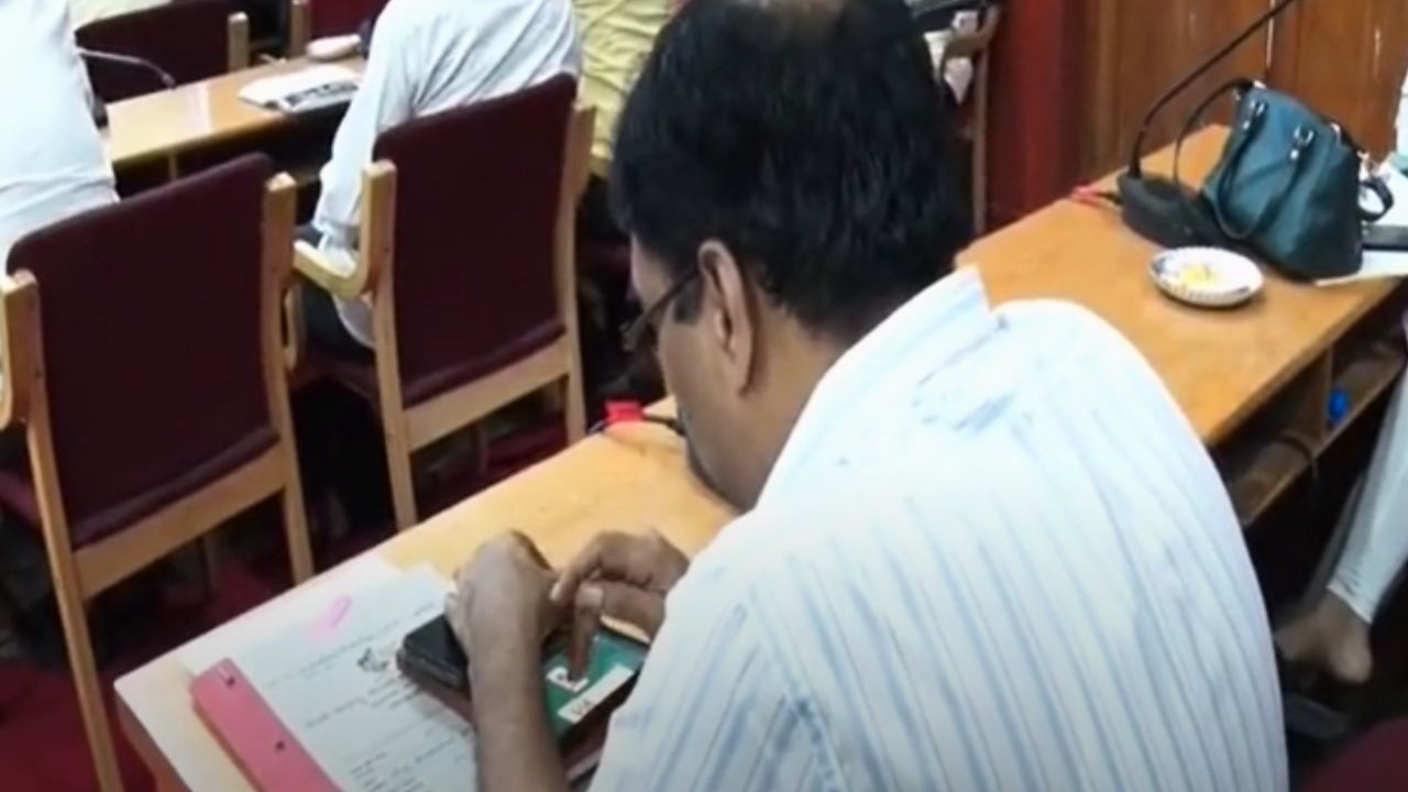 ರಾಯಚೂರು ಕೆಡಿಪಿ ಸಭೆಯಲ್ಲೇ ರಮ್ಮಿ ಆಡಿದ ಅರಣ್ಯಾಧಿಕಾರಿ!
