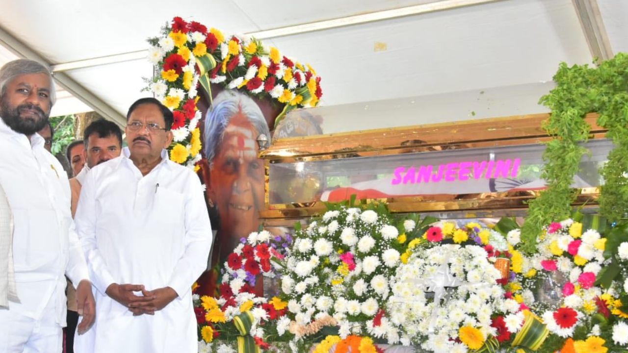 Saalumarada Thimmakka: ಕಲಾಗ್ರಾಮದಲ್ಲಿ ಸಕಲ ಸರ್ಕಾರಿ ಗೌರವಗಳೊಂದಿಗೆ ನಡೆದ ಸಾಲುಮರದ ತಿಮ್ಮಕ್ಕ ಅಂತ್ಯ ಸಂಸ್ಕಾರ