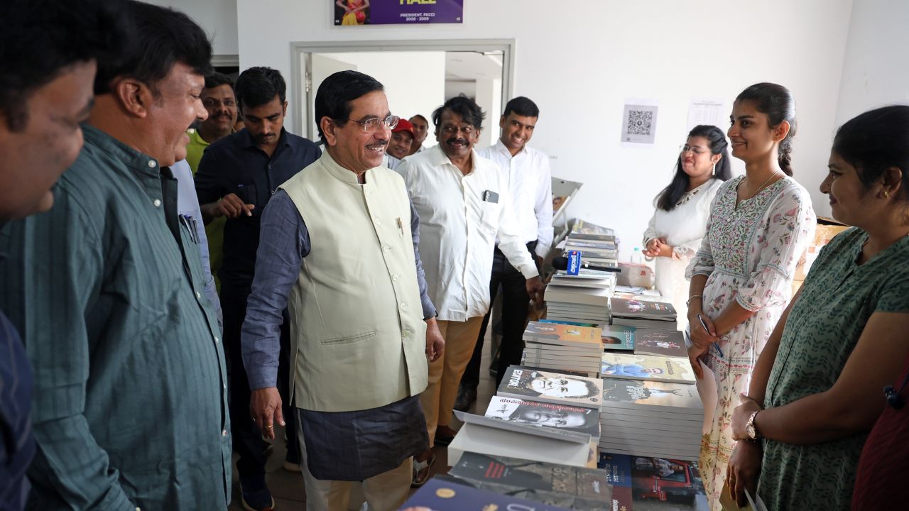 Vishweshwar Bhat's Book Release: ವಿಶ್ವೇಶ್ವರ ಭಟ್‌ ಅವರ 103ನೇ ಪುಸ್ತಕ 'ಬದುಕುಳಿದವರು ಕಂಡಂತೆʼ ಬಿಡುಗಡೆ; ಫೋಟೊಗಳು ಇಲ್ಲಿವೆ - Image 14