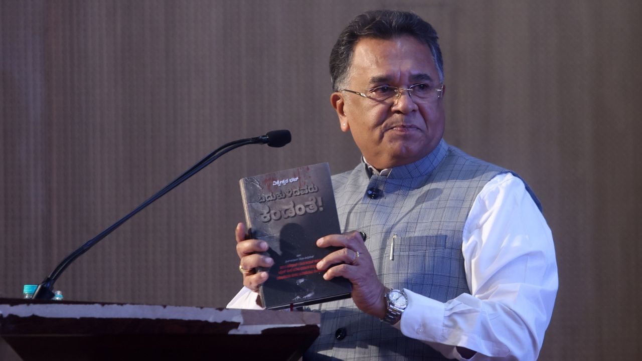 Vishweshwar Bhat's Book Release: ವಿಶ್ವೇಶ್ವರ ಭಟ್‌ ಅವರ 103ನೇ ಪುಸ್ತಕ 'ಬದುಕುಳಿದವರು ಕಂಡಂತೆʼ ಬಿಡುಗಡೆ; ಫೋಟೊಗಳು ಇಲ್ಲಿವೆ