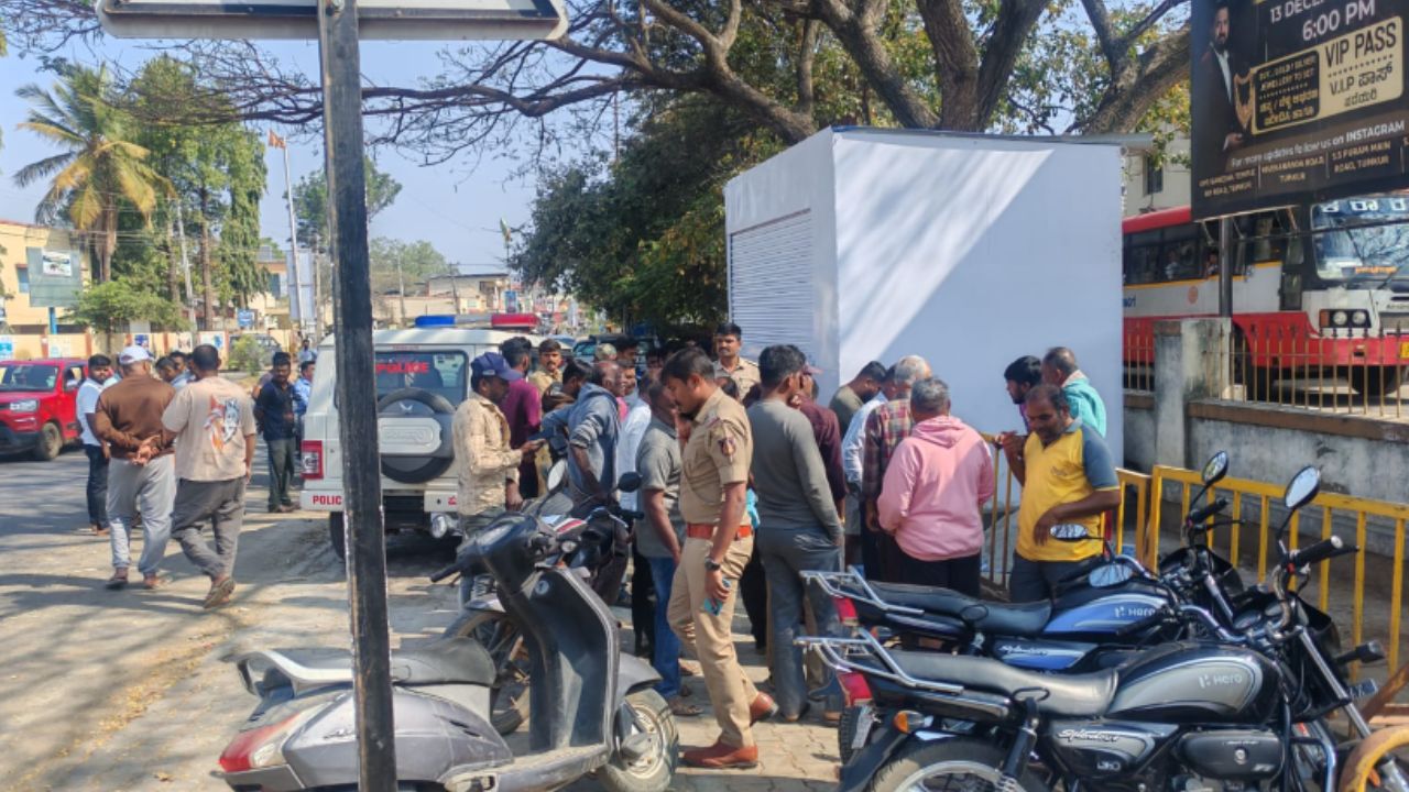 ಬಸ್ ನಿಲ್ದಾಣದ ಮುಂದೆ ರಾತ್ರೋರಾತ್ರಿ ಪ್ರತ್ಯಕ್ಷವಾದ ಪೆಟ್ಟಿ ಅಂಗಡಿ!