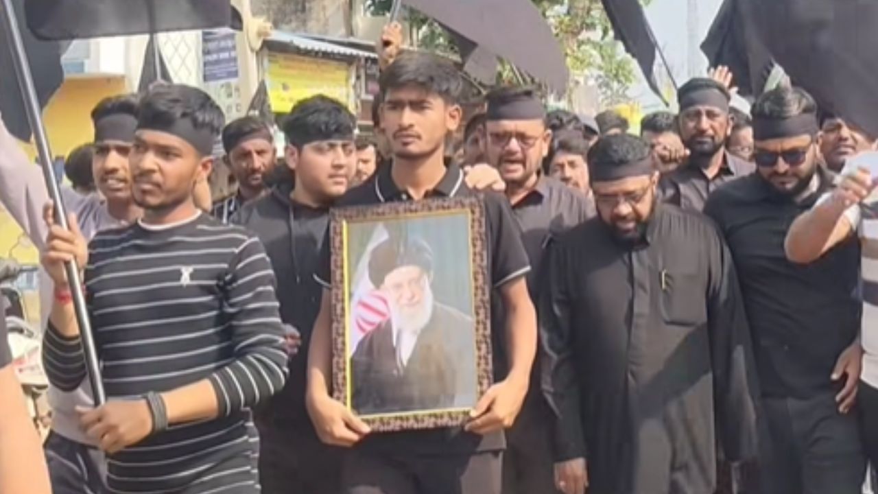 ಖಮೇನಿ ಹತ್ಯೆ ಖಂಡಿಸಿ ಚಿಕ್ಕಬಳ್ಳಾಪುರದ ಅಲೀಪುರದಲ್ಲಿ ಬೃಹತ್‌ ಪ್ರತಿಭಟನೆ