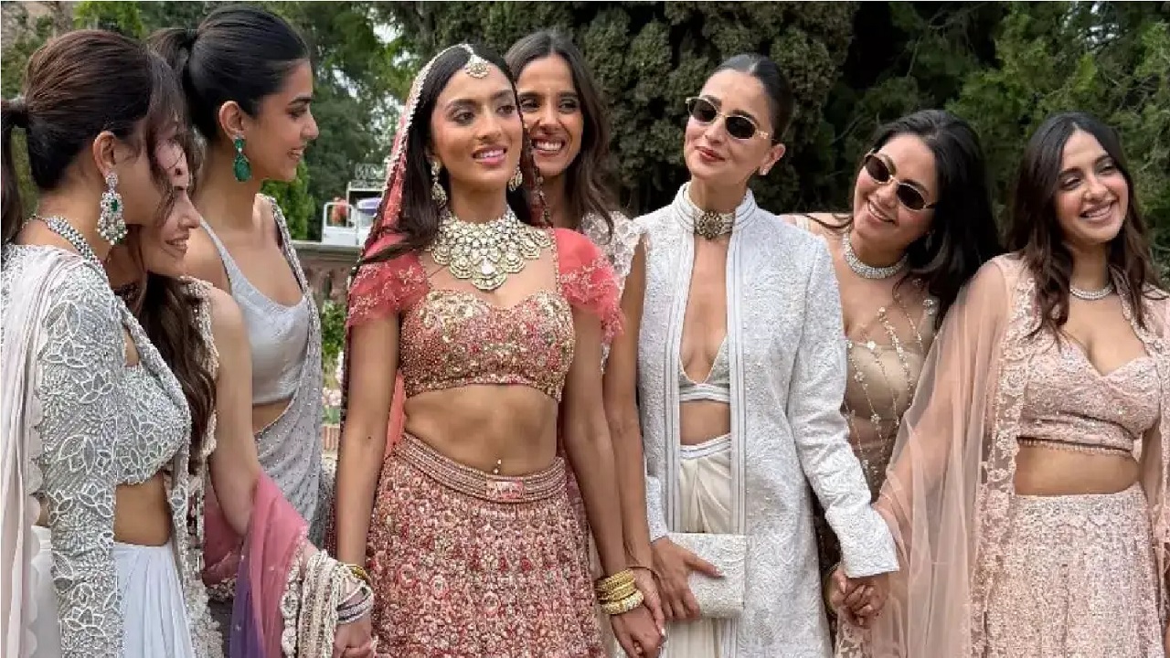 Alia Bhatt: ಸ್ನೇಹಿತೆಯ ಮದುವೆಯಲ್ಲಿ ಕಪ್ಪು ಉಡುಗೆಯಲ್ಲಿ ಕಂಗೊಳಿಸಿದ ಅಲಿಯಾ - Image 2