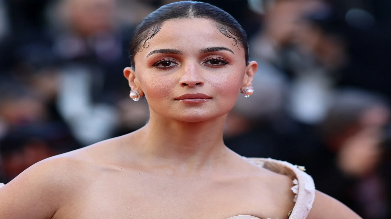 Cannes 2025: ರೆಡ್ ಕಾರ್ಪೆಟ್ ಮೇಲೆ ಹೂವಿನ ಫಿಶ್ಟೇಲ್ ಗೌನ್ನಲ್ಲಿ ಮಿಂಚಿದ ಅಲಿಯಾ - Image 3