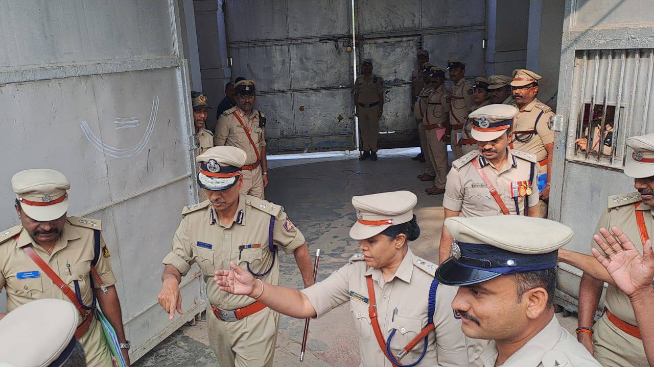 Kalaburagi News: ಕಲಬುರಗಿ ಕೇಂದ್ರ ಕಾರಾಗೃಹಕ್ಕೆ ಡಿಜಿಪಿ ಅಲೋಕ್ ಕುಮಾರ್ ಭೇಟಿ, ತಪಾಸಣೆ