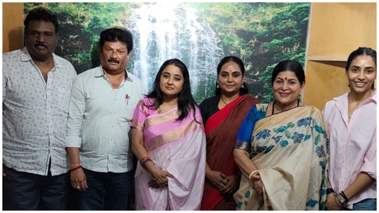 ಪಾಪರಾಜಿಗಳ ಮೇಲೆ ಸ್ಯಾಂಡಲ್‌ವುಡ್‌ ಗರಂ; ಅಸಭ್ಯ ಆಂಗಲ್‌ನಿಂದ ಫೋಟೋ-ವಿಡಿಯೋ ಕ್ಯಾಪ್ಚರ್‌ ಮಾಡುವುದಕ್ಕೆ ವಾಣಿಜ್ಯ ಮಂಡಳಿ ಬ್ರೇಕ್, ಖಡಕ್ ಎಚ್ಚರಿಕೆ!