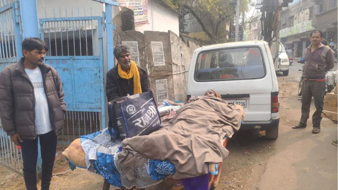 ಅನಾರೋಗ್ಯಪೀಡಿತ ಹೆಂಡತಿಯನ್ನು ತಳ್ಳೋಗಾಡಿಯಲ್ಲಿ ಹೊತ್ತೊಯ್ದ ವೃದ್ಧ