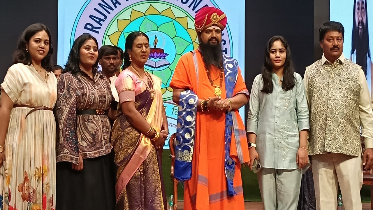 ಪಠ್ಯ ಶಿಕ್ಷಣದ ಜತೆಜತೆಗೆ ಮಕ್ಕಳಲ್ಲಿ ಭಾರತೀಯತೆಯ ಸ್ಪರ್ಷವನ್ನು ಬಿತ್ತಬೇಕಿದೆ