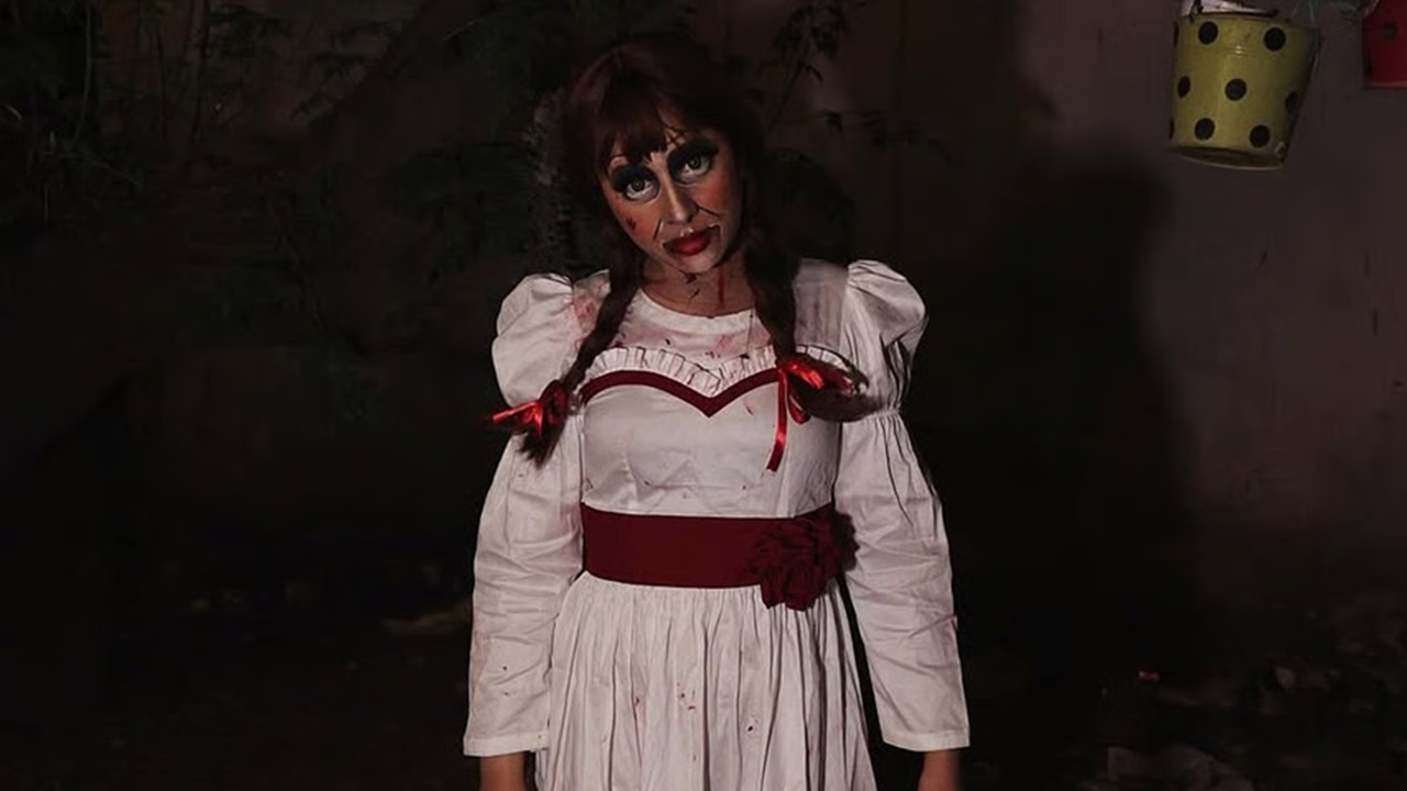 ಹ್ಯಾಲೋವಿನ್ಗಾಗಿ ಅನ್ನಾಬೆಲ್ಲೆ ಆಗಿ ಬದಲಾದ ಮೇಕಪ್ ಕಲಾವಿದೆ