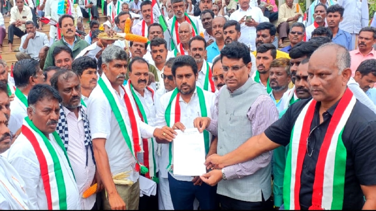 ಎ.ಕೆ.ಆರ್.ಎಸ್ ರೈತ ಸಂಘದಿಂದ ಪ್ರತಿಭಟನೆ