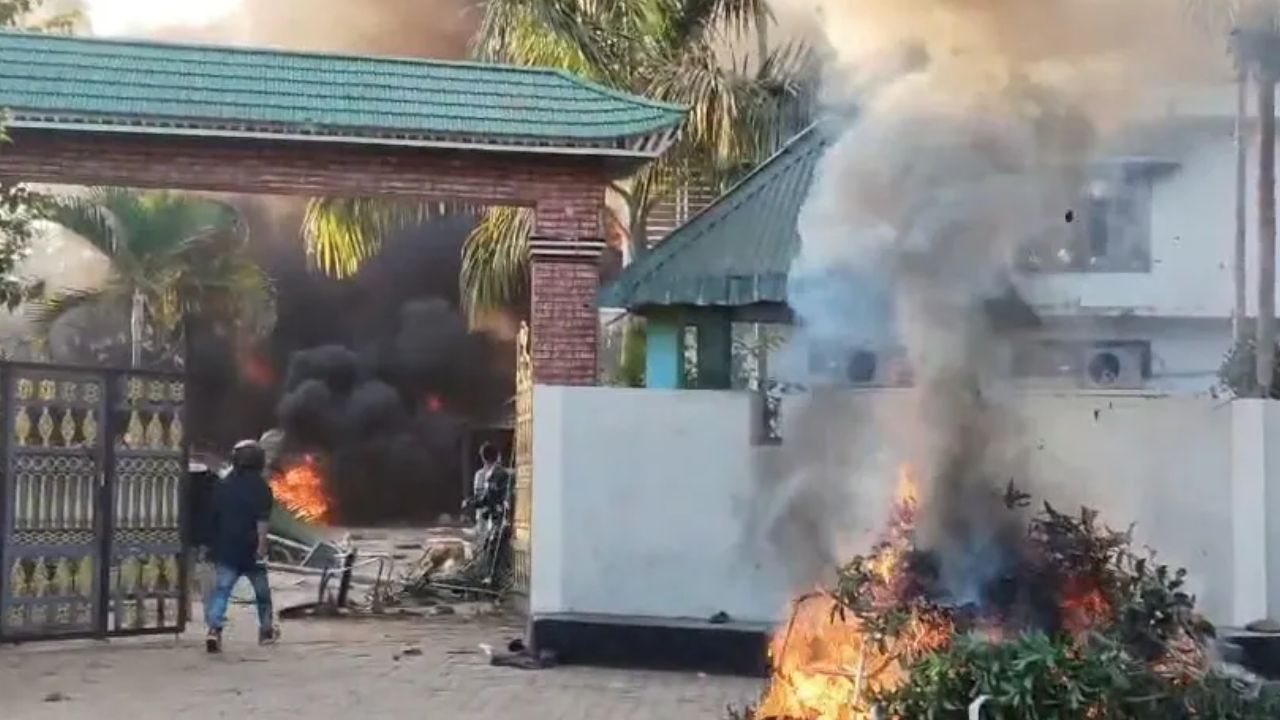 ನಿಷೇಧಾಜ್ಞೆ ನಡುವೆಯೇ ಅಸ್ಸಾಂನಲ್ಲಿ ಭುಗಿಲೆದ್ದ ಹಿಂಸಾಚಾರ