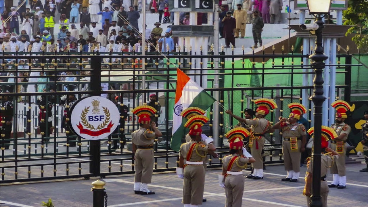 Attari check post: ಅಟ್ಟಾರಿ- ವಾಘಾ ಗಡಿಯಲ್ಲಿ ಬಿಎಸ್ಎಫ್-ಪಾಕಿಸ್ತಾನ ರೇಂಜರ್ಗಳ ನಡುವೆ ಹಸ್ತಲಾಘವ ಇಲ್ಲದೇ ನಡೆಯಿತು ಕವಾಯತು - Image 3