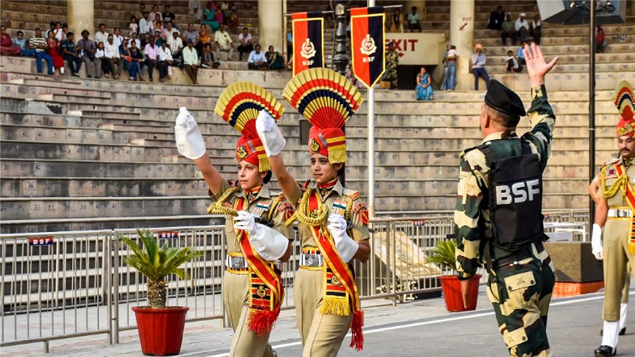Attari check post: ಅಟ್ಟಾರಿ- ವಾಘಾ ಗಡಿಯಲ್ಲಿ ಬಿಎಸ್ಎಫ್-ಪಾಕಿಸ್ತಾನ ರೇಂಜರ್ಗಳ ನಡುವೆ ಹಸ್ತಲಾಘವ ಇಲ್ಲದೇ ನಡೆಯಿತು ಕವಾಯತು - Image 5
